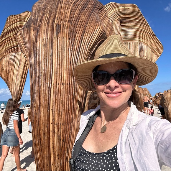 Meet your Posher, Lisa - Picture 2 of 2